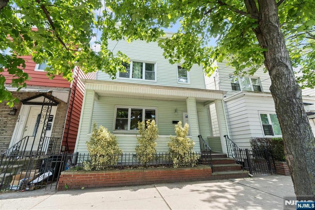 182 Avenue F, Bayonne, NJ 07002