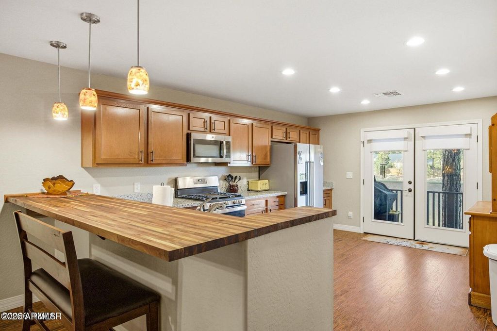 Image 12 of property listing at 80 N ASPEN Drive, Show Low, AZ 85901