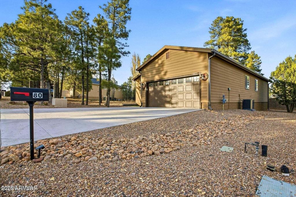 Image 4 of property listing at 80 N ASPEN Drive, Show Low, AZ 85901