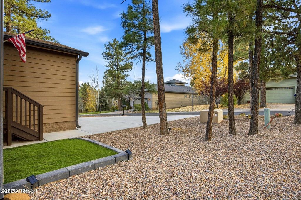 Image 5 of property listing at 80 N ASPEN Drive, Show Low, AZ 85901