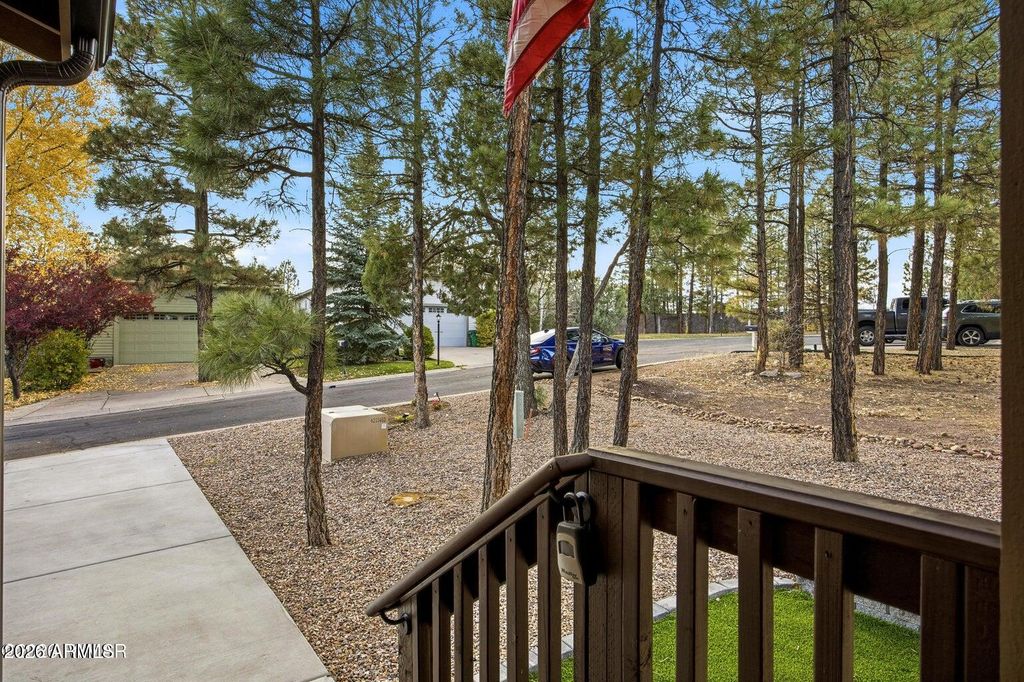 Image 6 of property listing at 80 N ASPEN Drive, Show Low, AZ 85901