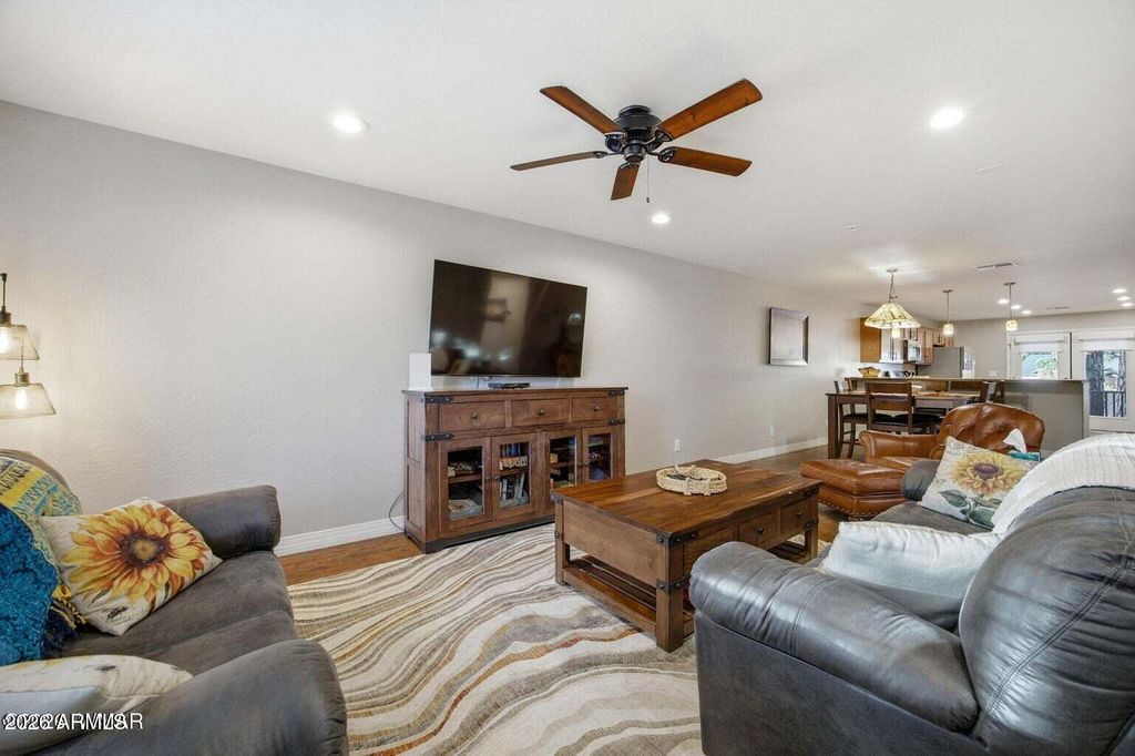 Image 8 of property listing at 80 N ASPEN Drive, Show Low, AZ 85901