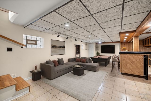6051 N Marmora Avenue, Chicago, IL 60646