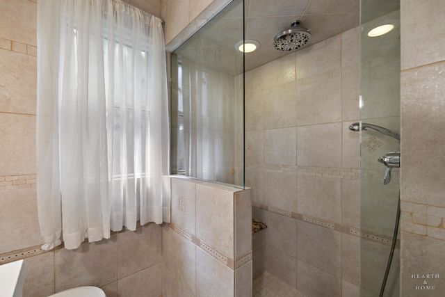 6051 N Marmora Avenue, Chicago, IL 60646