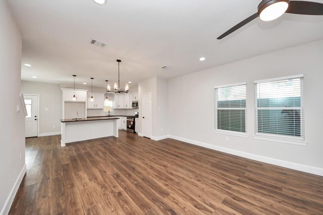 6910 J W Peavy Drive, Houston, TX 77011