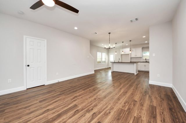 6910 J W Peavy Drive, Houston, TX 77011