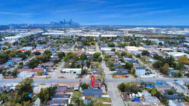 6910 J W Peavy Drive, Houston, TX 77011