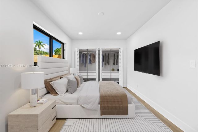 230 NE 43rd St, Oakland Park, FL 33334