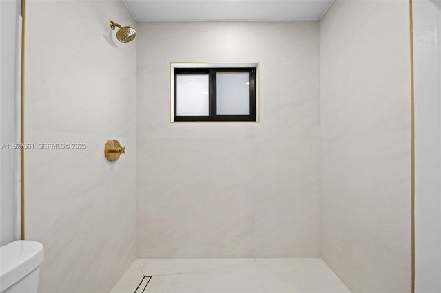 230 NE 43rd St, Oakland Park, FL 33334