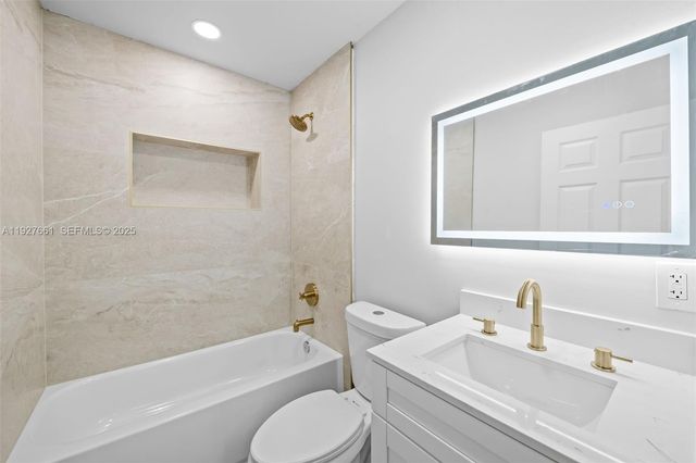 230 NE 43rd St, Oakland Park, FL 33334