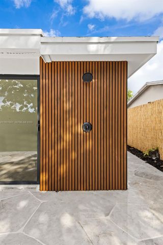 230 NE 43rd St, Oakland Park, FL 33334