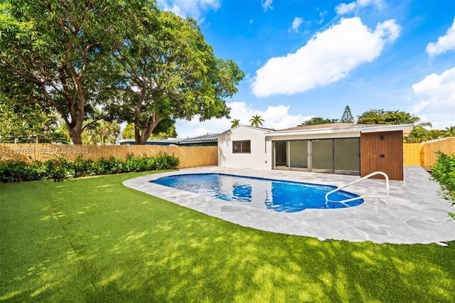 230 NE 43rd St, Oakland Park, FL 33334