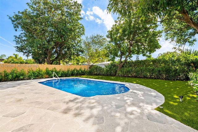 230 NE 43rd St, Oakland Park, FL 33334