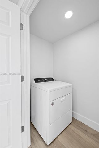 230 NE 43rd St, Oakland Park, FL 33334