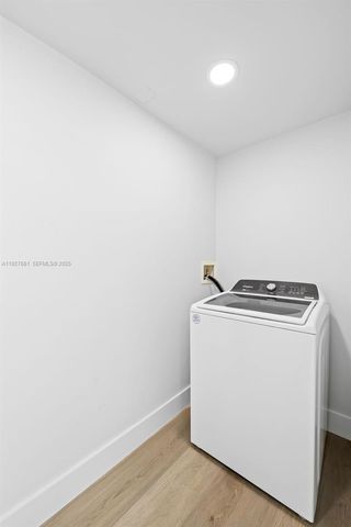 230 NE 43rd St, Oakland Park, FL 33334