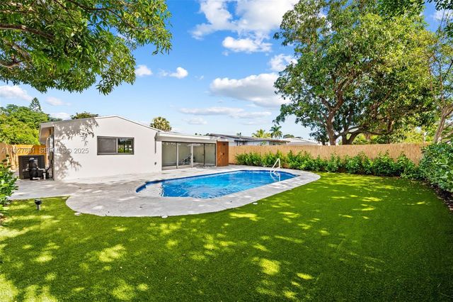 230 NE 43rd St, Oakland Park, FL 33334