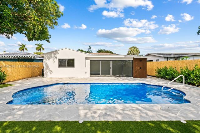 230 NE 43rd St, Oakland Park, FL 33334