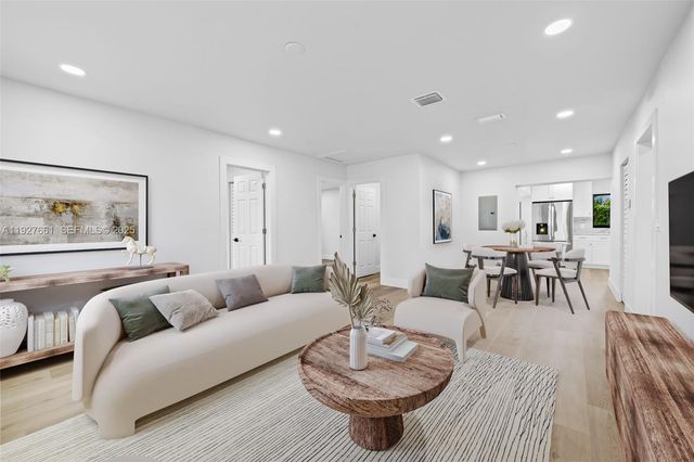 230 NE 43rd St, Oakland Park, FL 33334