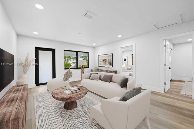 230 NE 43rd St, Oakland Park, FL 33334