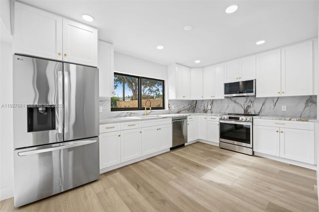 230 NE 43rd St, Oakland Park, FL 33334