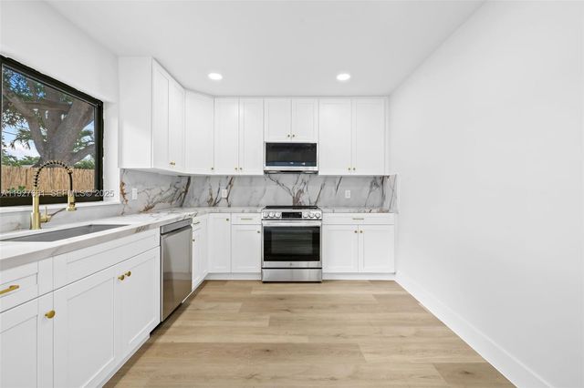 230 NE 43rd St, Oakland Park, FL 33334