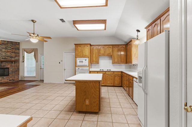 1213 Holly Hill Drive, Grand Prairie, TX 75052
