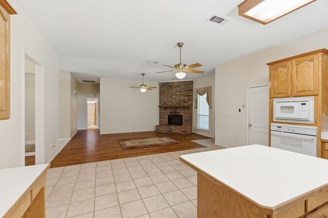 1213 Holly Hill Drive, Grand Prairie, TX 75052