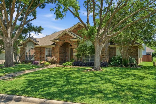 1213 Holly Hill Drive, Grand Prairie, TX 75052