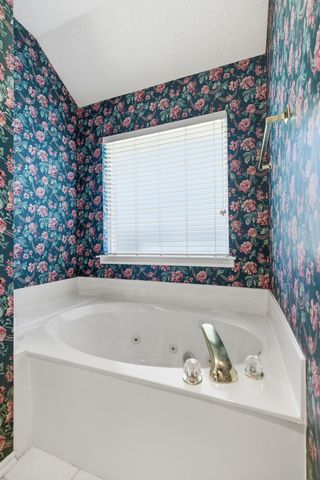 1213 Holly Hill Drive, Grand Prairie, TX 75052