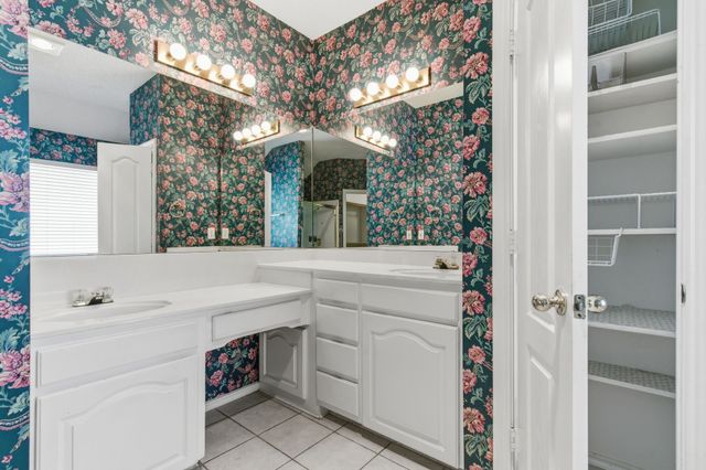 1213 Holly Hill Drive, Grand Prairie, TX 75052