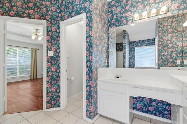 1213 Holly Hill Drive, Grand Prairie, TX 75052