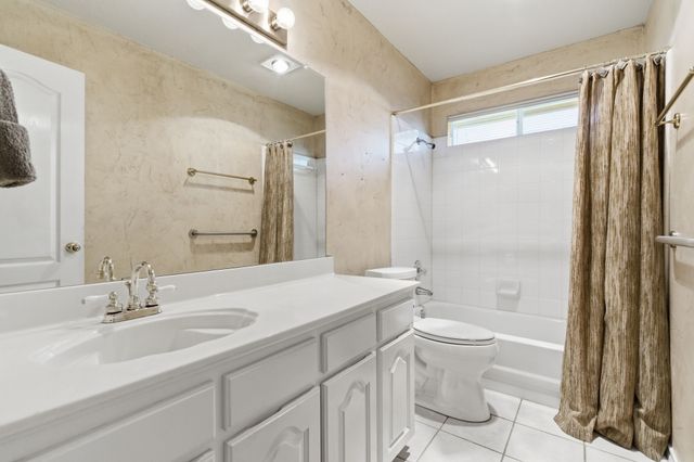 1213 Holly Hill Drive, Grand Prairie, TX 75052