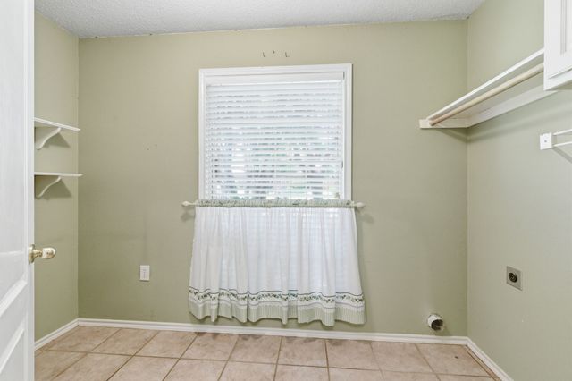 1213 Holly Hill Drive, Grand Prairie, TX 75052