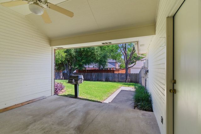 1213 Holly Hill Drive, Grand Prairie, TX 75052