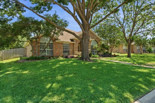 1213 Holly Hill Drive, Grand Prairie, TX 75052