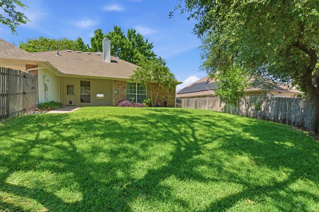 1213 Holly Hill Drive, Grand Prairie, TX 75052