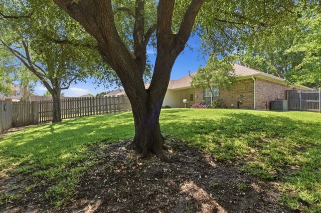 1213 Holly Hill Drive, Grand Prairie, TX 75052
