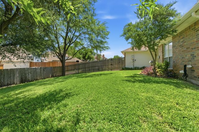 1213 Holly Hill Drive, Grand Prairie, TX 75052