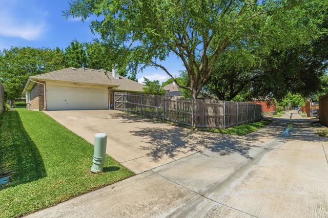 1213 Holly Hill Drive, Grand Prairie, TX 75052