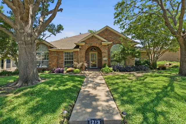 1213 Holly Hill Drive, Grand Prairie, TX 75052