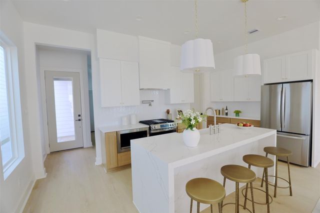 140 E 37th, Houston, TX 77018