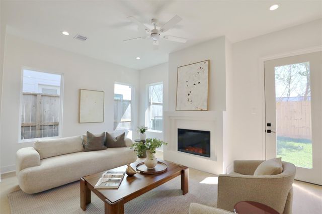 140 E 37th, Houston, TX 77018