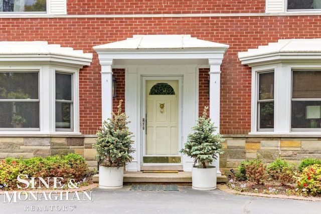 565 Lochmoor Boulevard, Grosse Pointe Woods, MI 48236