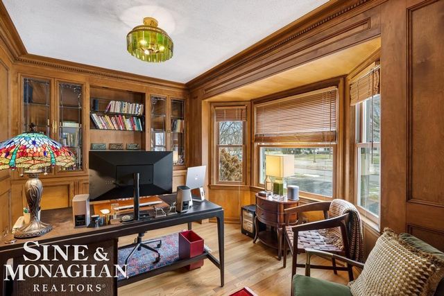 565 Lochmoor Boulevard, Grosse Pointe Woods, MI 48236
