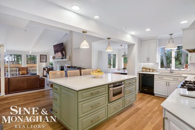 565 Lochmoor Boulevard, Grosse Pointe Woods, MI 48236