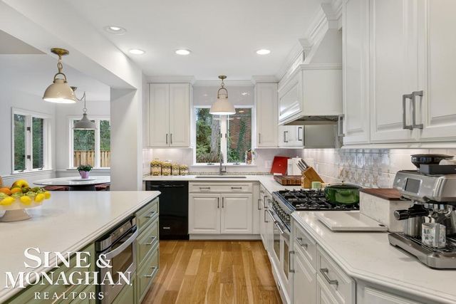 565 Lochmoor Boulevard, Grosse Pointe Woods, MI 48236