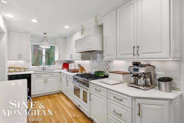 565 Lochmoor Boulevard, Grosse Pointe Woods, MI 48236