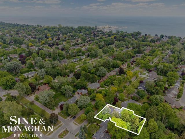 565 Lochmoor Boulevard, Grosse Pointe Woods, MI 48236