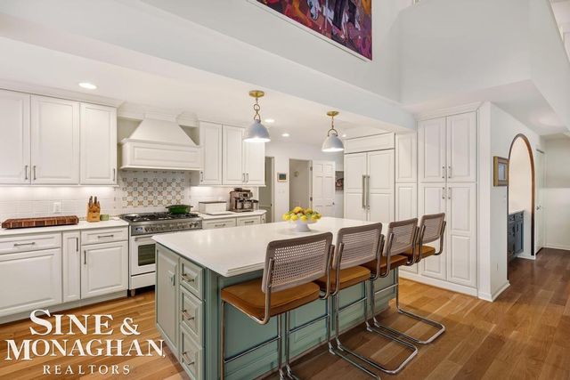 565 Lochmoor Boulevard, Grosse Pointe Woods, MI 48236
