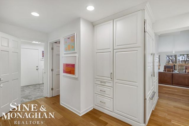 565 Lochmoor Boulevard, Grosse Pointe Woods, MI 48236